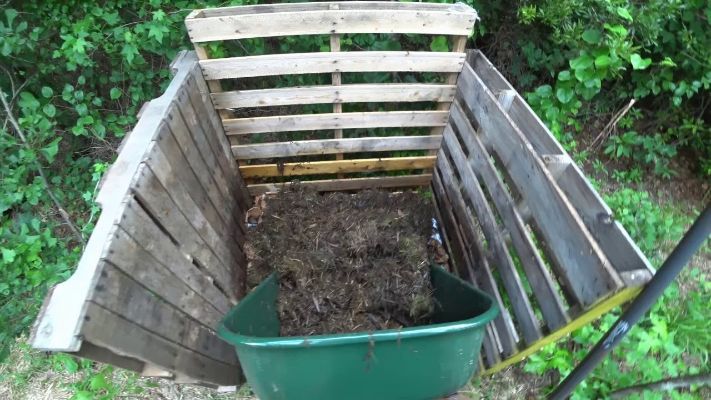 How To Make A Compost Bin From Wooden Pallets